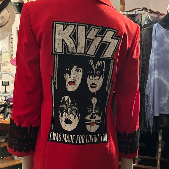Handcrafted Kiss Coat - Picture 7 of 12